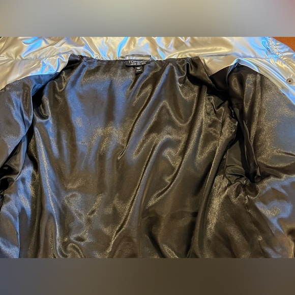 Topshop silver metallic puffer jacket. Elastic cuff insets. 2 pockets. Size M - Picture 7 of 10